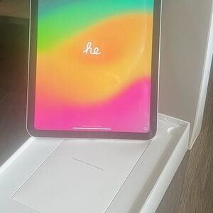 Apple iPad - Excellent like new condition!!! Silver with Vibrant Display